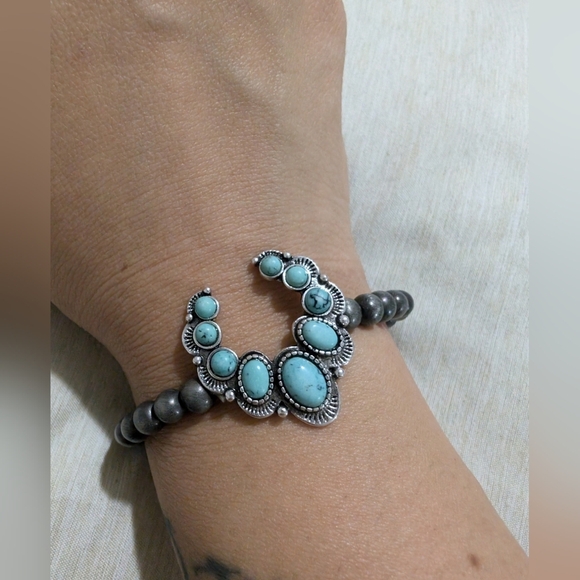Vintage Silver and Turquoise Bracelet - Picture 2 of 9